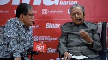 PUNCA HUTANG NEGARA: Dr Mahathir (kanan) berucap pada Program Bicara Minda anjuran Kumpulan Media Karangkraf di Dewan Karangkraf di Shah Alam, kelmarin. Turut hadir moderator Tan Sri Johan Jaafar. — Gambar Bernama