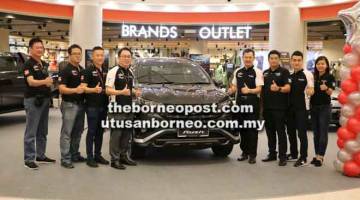 SERBA BAHARU: Jeffery (empat kanan) bersama Pengurus Jualan UMWT Boulevard Jaya Sdn Bhd, Alex Chan Chung Ling (empat kiri) pada majlis pengenalan All New Toyota Rush di Aeon Mall Kuching Central di Kuching, semalam.