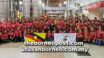 TEMPAT KETIGA: Kontinjen Sarawak bersama Francis (tengah) berjaya meraih tempat ketiga pada temasya SOPMA 2018 di Ipoh, Perak.