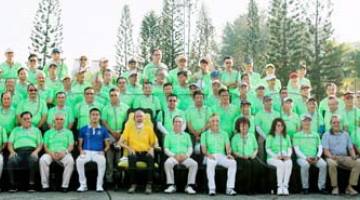 TUN Juhar (depan lapan kiri) bersama para peserta sesi pagi Kejohanan Golf Piala Amal HSCCC 2018 merakamkan kenangan sebelum memulakan permainan di SHMGCC.
