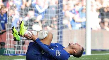 CEDERA: Hazard mengerang kesakitan pada perlawanan Liga Perdana Inggeris di Stamford Bridge, London pada Sabtu lepas. — Gambar AFP