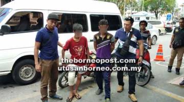 DITANGKAP: Dua remaja lelaki belasan tahun (dua kiri dan dua kanan) dibawa ke CPS Miri untuk tindakan lanjut. 