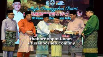 RUJUKAN: Tun Taib melancarkan dua buku tentang Dato Sri Abdul Kadir Hassan pada majlis penangguhan Nadwah Ulama Nusantara Kelapan Tahun 2018 di Kuching, semalam.