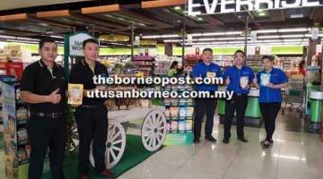 JERAYAWARA: (Dari kiri) Vincent, Siaw, Goi, Lim dan Pang memperkenalkan ‘Nature’s Wonders Road Show’ di Kuching semalam.