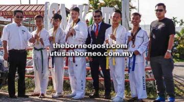 KEBANGGAAN: (Dari kiri) Guru penasihat SMK Tatau, Andrew Bang diikuti atlet Muhammad Syahmi, Bryan, Hiew, Pengetua SMK Tatau Peter Use Lenjau, Lim, Khairie dan Kong berjaya meraih empat pingat emas pada Kejohanan Taekwondo Jemputan.