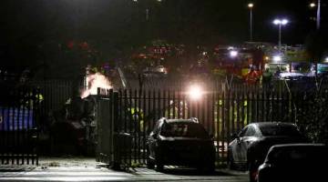 KEMALANGAN: Keadaan di tempat kejadian menunjukkan bangkai helikopter milik Vichai yang terhempas di luar Stadium King Power di Leicester, kelmarin. — Gambar Reuters