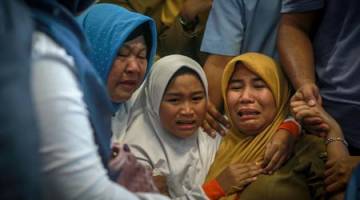 Ahli keluarga penumpang pesawat Lion Air JT-610 yang terhempas ketika menunggu Lapangan Terbang  Depati Amir Pangkal Pinang, hari ini. - Gambar AFP