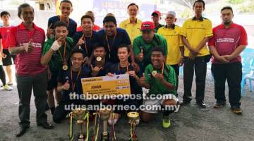 CERIA: Lo (berdiri, tengah) bersama SDG Team yang dinobatkan juara Kejohanan Liga Futsal SABERKAS Cawangan Batu Kitang 2018 di Komplek Sukan Stakan, Kuching kelmarin.