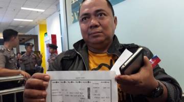 Sony menunjukkan pas berlepas untuk penerbangan Lion Air JT610 pada Isnin. - Gambar Bangka Pos/Krisyanidayati 