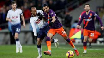 PERGERAKAN TERHAD: Mahrez (kanan) menerima tentangan hebat daripada dengan pemain tengah Spurs, Lucas Moura pada perlawanan liga di Stadium Wembley Ahad lepas. — Gambar Reuters