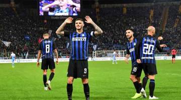 HEBAT: Icardi meraikan jaringannya bersama penyokong Inter pada perlawanan Serie A Itali menentang Lazio di  Stadio Olimpico, Rom Isnin lepas. — Gambar Reuters