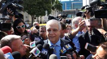 BEBAS SEMENTARA: Aaronson bercakap kepada media di luar Mahkamah Daerah Persekutuan untuk Daerah Selatan Florida selepas menghadiri pendengaran kes Sayoc di Miami, Florida kelmarin. — Gambar AFP
