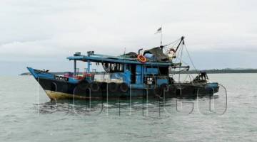BOT nelayan ini ditahan kerana disyaki menjalankan aktiviti menangkap ikan di kawasan yang tidak dibenarkan.