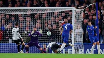 GOL KEMENANGAN: Fabregas menjaringkan gol ketiga Chelsea ketika beraksi pada perlawanan pusingan keempat Piala Liga Inggeris menentang Derby di Stamford Bridge Rabu lepas. — Gambar AFP