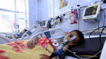 RENUNGAN SAYU: Seorang kanak-kanak Yaman yang menderitai jangkitan difteria menerima rawatan di hospital di ibu negara Sanaa kelmarin. — Gambar AFP