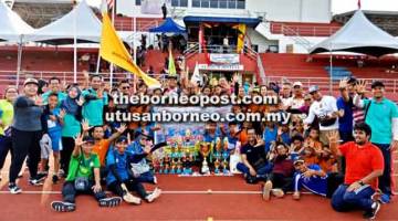 KAMI JUARA: Kontinjen SK Tatau muncul juara keseluruhan Kejohanan Sukan Olahraga Sekolah-Sekolah Daerah Tatau 2018.