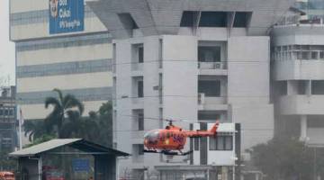 PENYELAM TERKORBAN: Sebuah helikopter mencari dan menyelamat, yang mengambil bahagian dalam operasi untuk mengeluarkan mayat pesawat penerbangan JT610 Lion Air, mendarat untuk mengisi minyak di sebuah pelabuhan Jakarta, semalam. Seorang penyelam Indonesia maut ketika mengeluarkan sisa mayat dari pesawat malang Lion Air, menurut seorang pegawai. — Gambar AFP