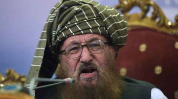 DIBUNUH: Dalam gambar fail yang diambil pada 23 Ogos 2017 ini Maulana Sami Ul-Haq, ketua Majlis Pembelaan Pakistan iaitu pakatan yang dianggotai kira-kira 40 parti politik dan agama, bercakap di sidang akhbar di Islamabad. Penyerang tidak dikenali membunuh beliau yang merupakan seorang ulama penting di Pakistan dan menjalin hubungan erat dengan Taliban Afghan, kata pegawai dan keluarga, kelmarin. — Gambar AFP