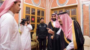 TERIMA KUNJUNGAN: Gambar fail sumbangan Istana Diraja Arab Saudi menunjukkan Raja Salman (kanan) dan Putera Mahkota Mohammed (dua kanan) menerima kunjungan anak lelaki Khashoggi (kiri) di Riyadh pada 23 Oktober lalu. — Gambar Reuters