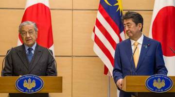 HARGAI JEPUN: Dr Mahathir (kiri) ketika mengadakan sidang media bersama dengan rakan sejawatnya Abe selepas mesyuarat dua hala di Pejabat Perdana Menteri di Tokyo, semalam. — Gambar Bernama