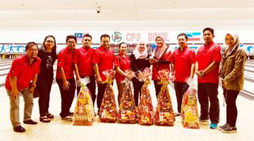 PENGARAH RTM Sabah Malinaziah Datu Julaspi menyampaikan hadiah serta bergambar kenangan bersama pemenang.