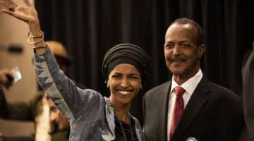 BEKAS PELARIAN: Omar (kiri) melambai kepada penyokong pada satu parti keputusan malam                  pemilihan di Minneapolis, Minnesota kelmarin. — Gambar AFP
