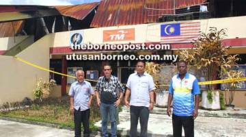 PRIHATIN: Dr Abdul Rahman (tiga kiri) bersama Superi (dua kiri), Raja Manikam (kanan) ketika meninjau kerosakan SMK Medamit semalam. 