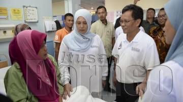 SHAFIE dan isteri bertanyakan khabar kepada seorang pesakit semasa melawat Hospital Semporna berkenaan.