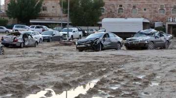 REMUK: Puluhan kereta rosak selepas banjir kilat susulan hujan lebat di tempat parkir daerah al-Fahahil, selatan Kuwait City kelmarin. — Gambar AFP