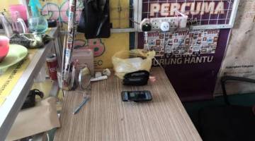 TELEFON pintar dan dompet yang dirampas daripada suspek berkenaan.