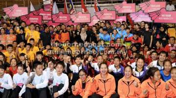 UNTUK KENANGAN: Dr Wan Azizah bergambar bersama sebahagian peserta ketika menghadiri Program Tanggungjawab Sosial Korporat Astro Junior Championships U15 (Peringkat Serantau) di Stadium Juara, Kuala Lumpur semalam. Turut hadir Presiden Persatuan Badminton Malaysia (BAM) Datuk Seri Mohamad Norza Zakaria. — Gambar Bernama