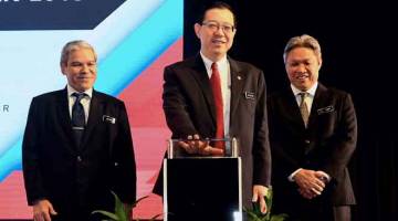 PERASMIAN: Lim (tengah) melancarkan Seminar Percukaian Kebangsaan 2018 di sebuah hotel di Kuala Lumpur, semalam. Turut hadir Sabin Samitah (kanan) dan Ketua Setiausaha Perbendaharaan Datuk Ahmad Badri Mohd Zahir. — Gambar Bernama