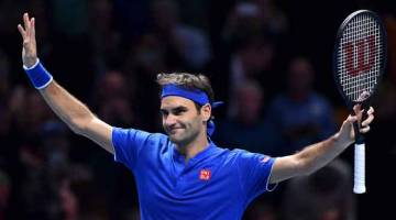 HEBAT: Federer ceria selepas tamat perlawanan di O2 Arena, London kelmarin. — Gambar Reuters