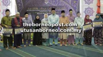 TAHNIAH: Dr Abdul Rahman bersama isterinya, Datin Siti Syorgayah Ahmad Zaidin merakam kenangan bersama para pemenang qari dan qariah pada majlis Tilawah Al-Quran Peringkat Bahagian Serian di Masjid Bahagian Serian baru-baru ini.