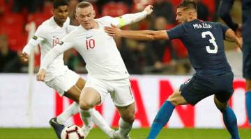 AKSI TERAKHIR: Rooney mengawal bola sambil dihalang pemain AS pada aksi perlawanan persahabatan di antara England dan AS di Stadium Wembley, London. — Gambar Reuters