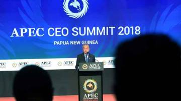 BERI UCAPAN: Dr Mahathir menyampaikan ucapan pada APEC CEO Summit 2018  di bandar Port Moresby, semalam. Dr Mahathir mengetuai delagasi Malaysia pada persidangan kali ini yang akan berlangsung pada 17-18 Nov 2018. — Gambar Bernama