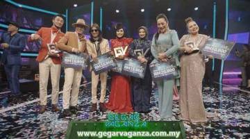 PEMENANG: Juara GV5 Noryn Aziz (empat kiri) bergambar bersama bintang GV5 yang lain (dari kiri) Billy Zulkarnain, Zamani, Maya, Amelina dan Dia Fadila selepas berakhir konsert pada Ahad lepas. — Gambar Facebook Gegar Vaganza / www.gegarvaganza.com.my