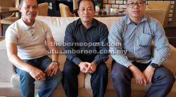 SIDANG MEDIA: Posa (tengah) bersama Timbalan Presiden FAS, Datuk Awang Daud (kiri) dan Setiausaha Agung FAS, Jefry Lana ketika mengumumkan pelantikan ketua jurulatih Sarawak.