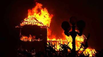 MUSNAH: Sebuah rumah terbakar sebaik sahaja Camp Fire bergerak menerusi kawasan tersebut pada 8 November lalu di Paradise, California. Api marak disebabkan angin kencang dan tahap kelembapan rendah, yang menyebabkan api merebak dengan pantas. — Gambar AFP