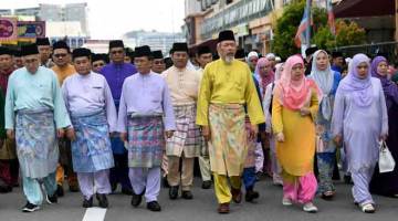 PERARAKAN: Tun Juhar (lima kiri) bersama Mohd Shafie (empat kiri) serta orang ramai berarak dari Sutera Avenue ke Masjid Negeri Sabah sempena sambutan Maulidur Rasul semalam. — Gambar Bernama