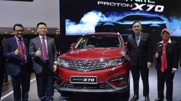 IDOLA: Menteri Pengangkutan Anthony Loke (dua kanan) bergambar dengan kereta keluaran terbaharu Proton X70 yang pertama kali dipamerkan di khalayak umum sempena Pameran KLIMS di MITEC kelmarin. — Gambar Bernama