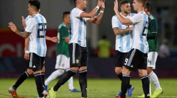 PRESTASI HEBAT: Foyth (kiri) dan Ramiro Funes Mori meraikan kemenangan Argentina selepas aksi persahabatan menentang Mexico di Estadio Mario Alberto Kempes, Cordoba. — Gambar Reuters