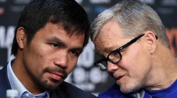 BERSATU KEMBALI: Pacquiao (kiri) berbincang dengan Roach ketika menghadiri sidang media di Las Vegas, Nevada dalam gambar fail bertarikh 29 April 2015. — Gambar Reuters