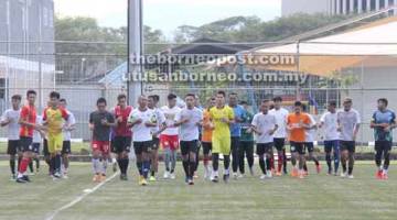 GIGIH: Pemain-pemain memanaskan badan sebelum memulakan sesi latihan petang semalam.