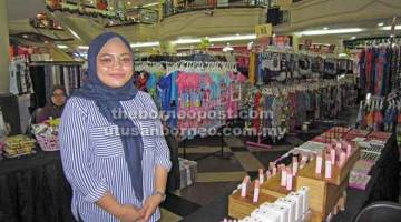 SIBUK: Fatin berada di gerai jualannya di ruang legar Imperial Mall, Miri.