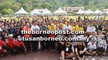 SELAMAT BERTANDING: Barisan tetamu bersama pasukan yang bertanding di Kompleks Sukan Limbang semalam.