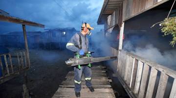 KAKITANGAN Jabatan Kesihatan membuat semburan kabus (fogging) ke dalam rumah penduduk di Kampung Forest untuk mengawal pembiakan nyamuk Aedes lewat petang Jumaat.