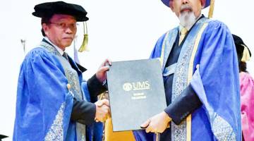 SHAFIE  (kiri) menerima watikah pelantikan sebagai Pro-Canselor Universiti Malaysia Sabah (UMS) yang baharu dari Yang Dipertua Negeri Sabah Tun Dr Juhar Mahiruddin sempena Majlis Konvokesyen UMS ke-20 hari ini.