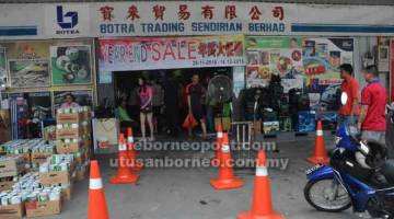 SELAMAT DATANG: Orang ramai menyerbu Botra Trading Sdn Bhd di Sibu, semalam.