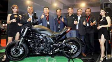 KELUARAN BAHARU: Asri (empat kiri) bersama Benelli 502C pada majlis pelancaran tiga model baharu edaran syarikat itu di Pameran Motor Antarabangsa Kuala Lumpur 2018 di Pusat Dagangan dan Pameran Antarabangsa Malaysia di Kuala Lumpur, kelmarin. Benelli 502C dilancarkan bersama dua lagi model iaitu Benelli TRK251 dan Benelli Leoncino 250. — Gambar Bernama